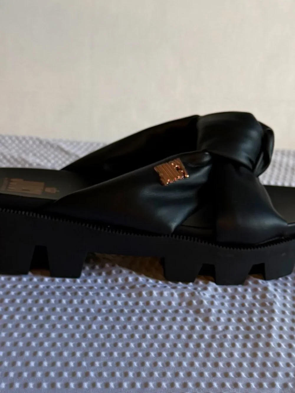 *NWOT* Juicy Couture Black ‘Knotted Bow’ Flip Flop Sandals*